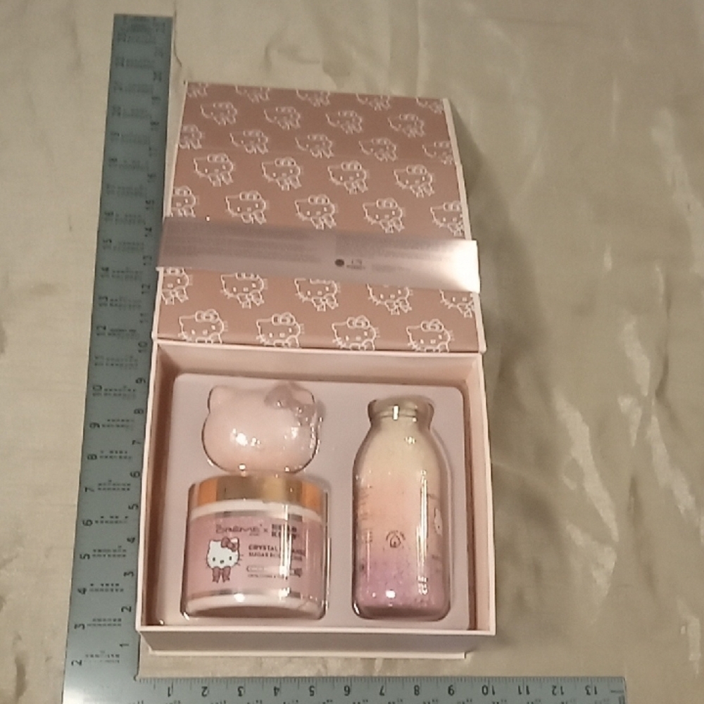 Hello Kitty Luxury Bath Set - Picture 2 of 8
